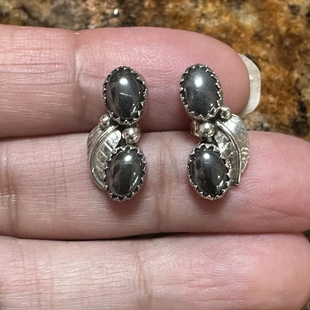 Vintage Navajo‎ Stud Earrings 0.75 Inch Hematite Cabs Feather 925 Sterling 2.8g